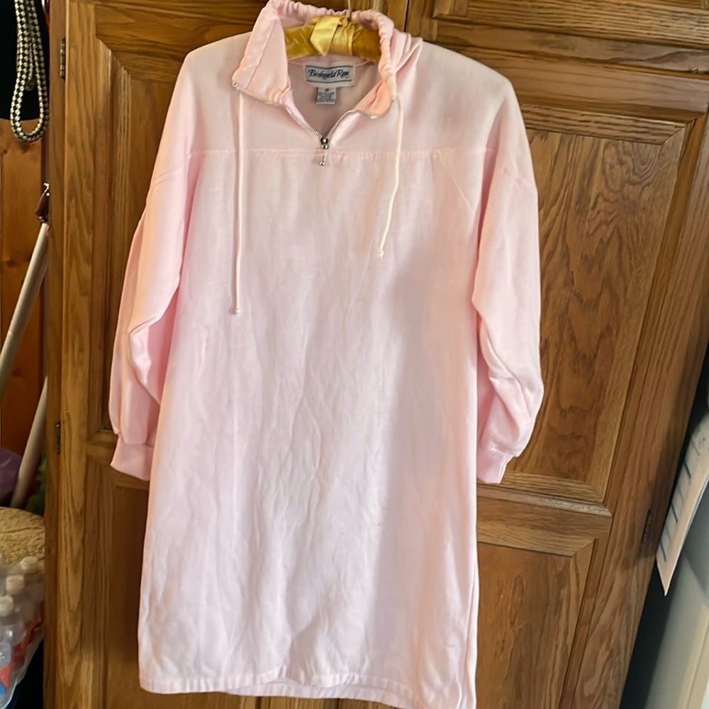 Bermuda Run pink long sweatshirt/nightie Medium